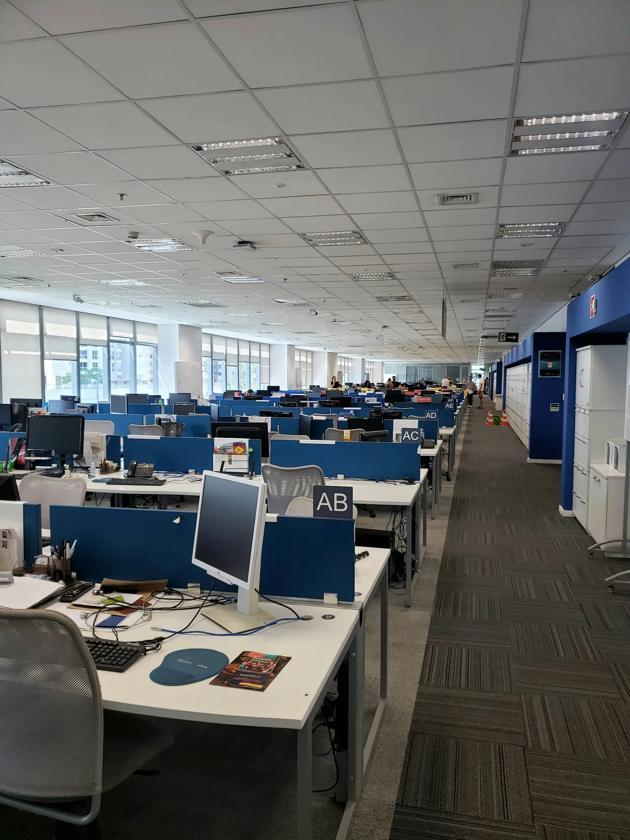 Teknisi melakukan perawatan panel utama