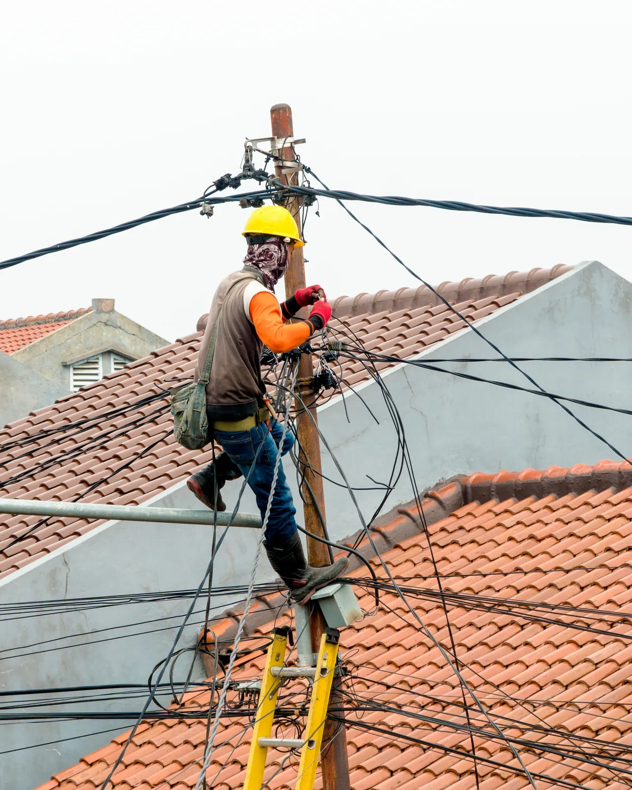Teknisi inspeksi jaringan kabel atap